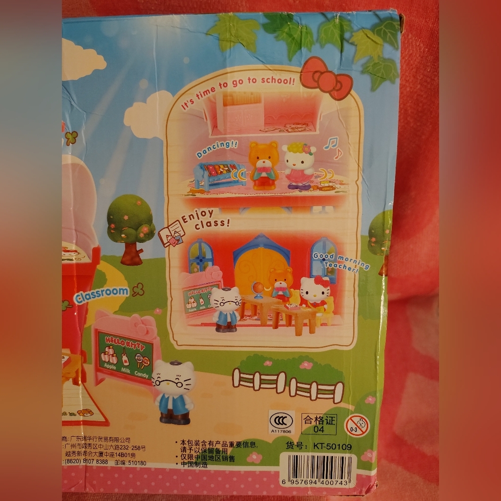 EXCLUSIVE - Hello Kitty Officially Licensed Happy Campus Playset - Picture 11 of 14